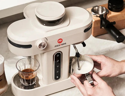 Machine à expresso semi-automatique avec broyeur et buse vapeur