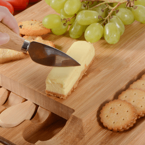 Planche de fromage avec 4 ensembles de couteaux